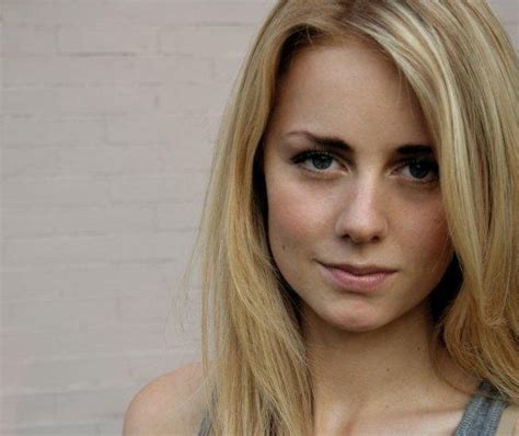 Hot Sexy Justine Lupe Bikini Pics