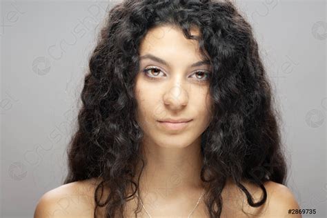 Belle Brunette Fille Avec De Longs Cheveux Boucl S Portrait Stock Photo Crushpixel