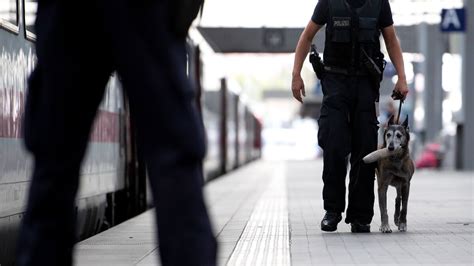 18 Jährige stößt Bekannten bei Streit weg Sturz ins S Bahn Gleis