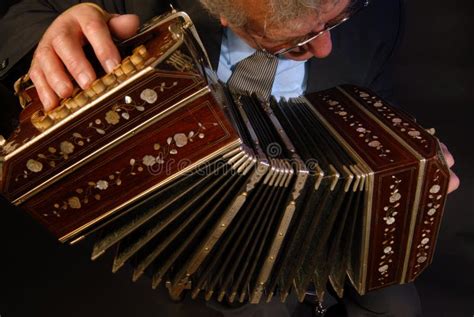 Un Cierre De Un Bandoneón Negro En Proceso De Tocar Imagen de archivo