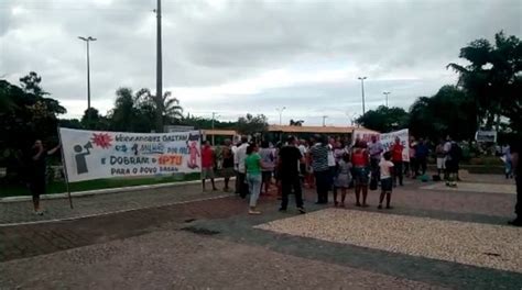 Moradores Protestam Em Frente Prefeitura Para Pedir Servi Os B Sicos