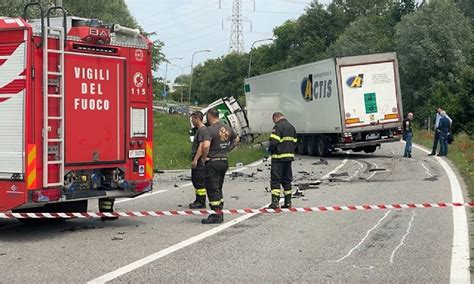 Schianto Auto Contro Tir Uomo Di Anni Morto Sul Colpo