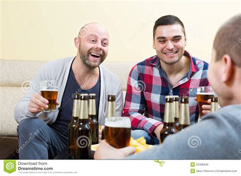 Tres Amigos Felices Que Beben La Cerveza Imagen De Archivo Imagen De