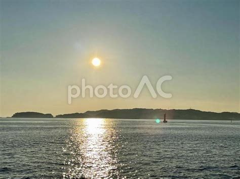 沈みゆく夕日が海に写る 001（愛知県・知多郡日間賀島） No 22393647｜写真素材なら「写真ac」無料（フリー）ダウンロードok