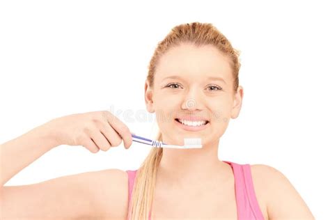 Une Belle Femme Blonde Se Brossant Les Dents Image stock Image du médical adulte 28605775