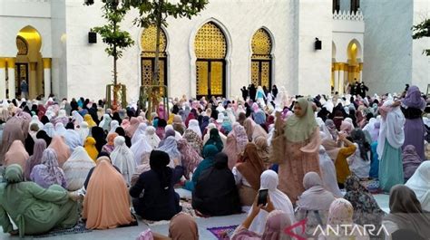 Jokowi Dan Ganjar Tiba Di Masjid Sheikh Zayed Untuk Salat Idul Fitri