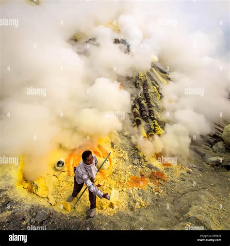 La minera de azufre recolectando azufre en el volcán Kawah Ijen en Java