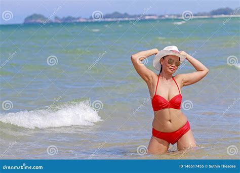 Vrouw Vrij Met Rode Bikini En Hoed Op Strand Stock Afbeelding Image Of Lichaam Vorm