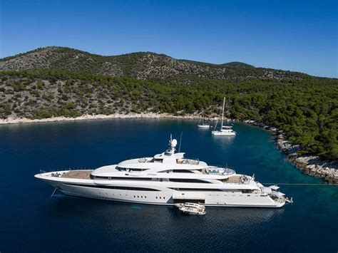 Learn everything about luxury yacht chartering in our guide