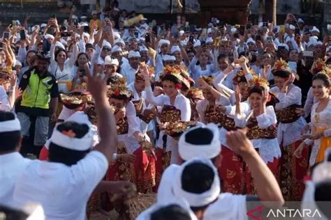 Tradisi Perang Ketupat Wujud Rasa Syukur Warga Bali Atas Kesuburan