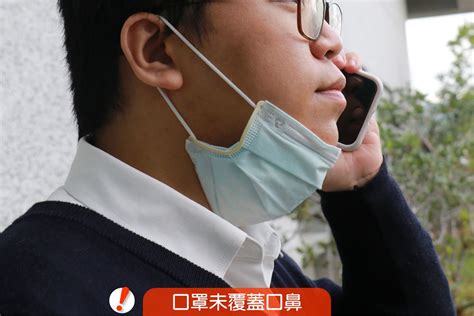 圖：許多民眾講電話時會不經意的拉下口罩，可能使得防疫工作破功／臺中慈濟醫院提供。