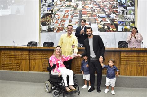 Interior Pen Polis Jogador Ricardo Feliciano Caputo Recebe Medalha