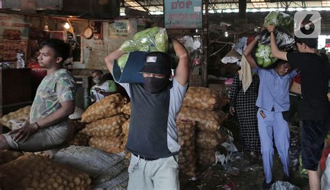 Foto Di Tengah Pandemi Corona Aktivitas Pasar Induk Kramat Jati