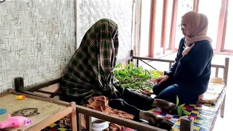 VIRAL Video Pria Berkaki Kambing Kena Azab Karena Injak Kepala Ibu