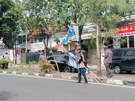 Ratusan Alat Peraga Kampanye Di Jalan Cipto Mangunkusumo Kota Cirebon