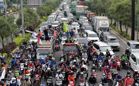 Tuntut Kenaikan UMP 2023 Buruh Di Bekasi Unjuk Rasa Hingga Blokade Jalan