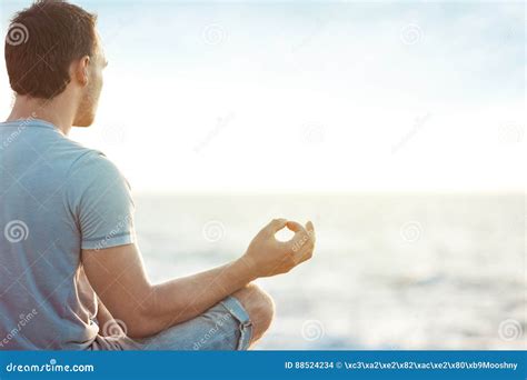 Uomo Nella Meditazione Vicino Al Mare Fotografia Stock Immagine Di