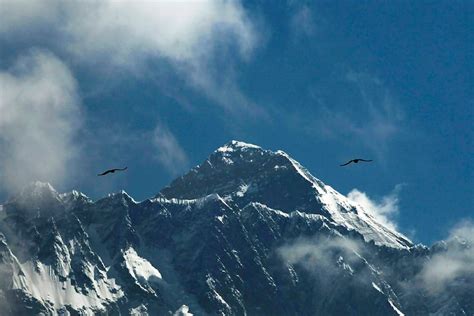 Alpinistas Suben El Monte Everest A Pesar De Casos Del Covid El