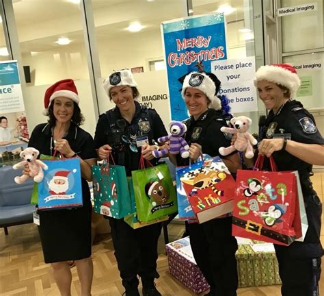 Capalaba Police Spread Christmas Cheer At Local Hospital Bayside