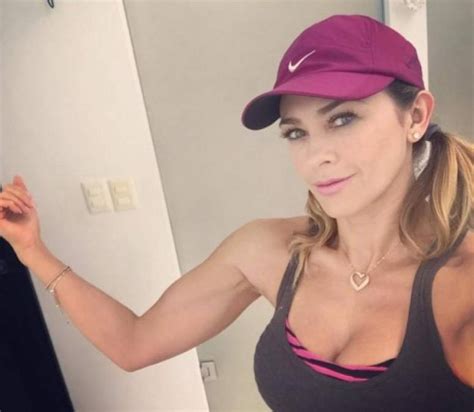 Aracely Arámbula presume sus curvas en diminuto bikini