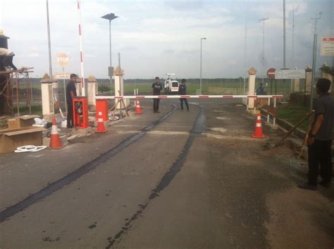 Pemasangan Sistem Parkir Long Range Di Bandara Lampung Palang Parkir