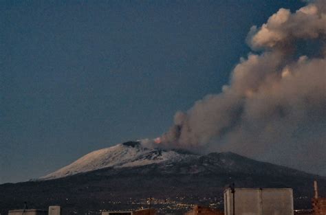 Etna in attività aeroporto chiuso per cenere