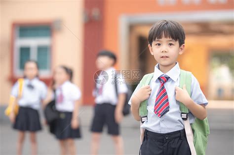 小学生上学高清图片下载 正版图片500998211 摄图网