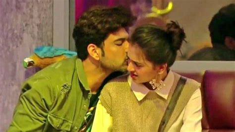 Bigg Boss 15 Karan Kundrra Kisses Tejasswi Prakash TejRan Fans Trend