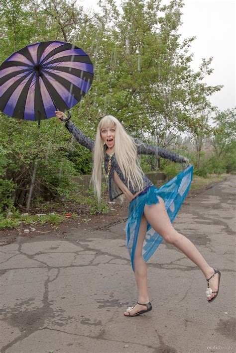 Amateur Girl EB Presenting