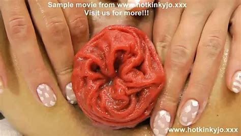 Hotkinkyjo Neukt Een Lange Paardenlul Met Een Dildo Op Een Gele Deken Xhamster