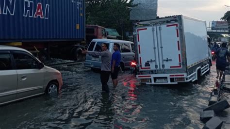 Info Mudik Jalur Pantura Kaligawe Semarang Terendam Banjir Rob Lalu