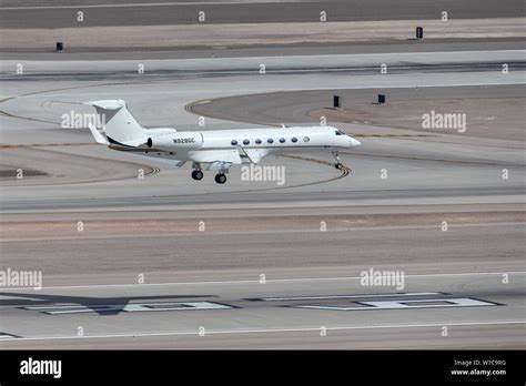 Gulfstream G550 Luxury Business Jet N928gc On Approach To Land At Mccarran International Airport