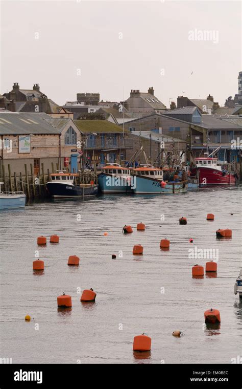 Los Arrastreros Y Barcos Pesqueros Amarrados En El Puerto En Looe En