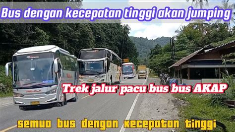 Bus Dengan Kecepatan Tinggi Akan Jumping Di Trek Jalur Pacu Batang Pamo