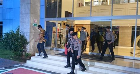 KPK Geledah Kantor Setjen DPR Sita 3 Koper