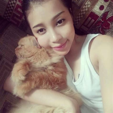 Hot girl xăm trổ cạo trọc đầu để tìm sự bình yên