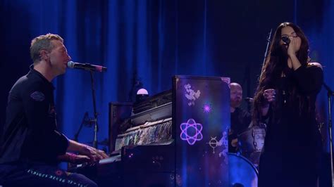 Coldplay Perform Let Somebody Go With Selena Gomez My Universe On