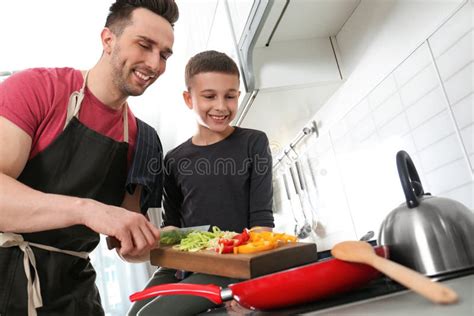 Padre E Hijo Que Cocinan Junto Fotos De Stock Fotos Libres De