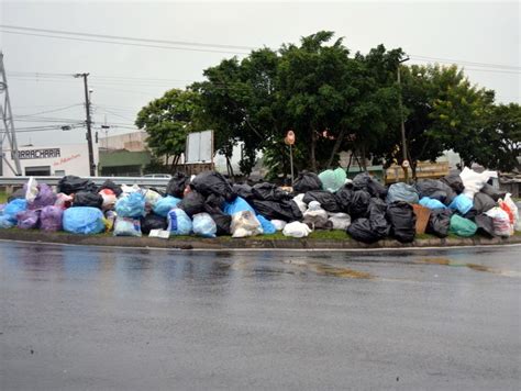 G Moradores Fazem Montes De Lixo No Meio Da Rua Em Bairro De