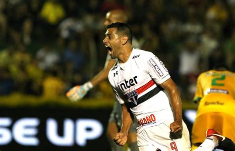 SPNet Diego Souza decide para o São Paulo e nega desabafo após gol