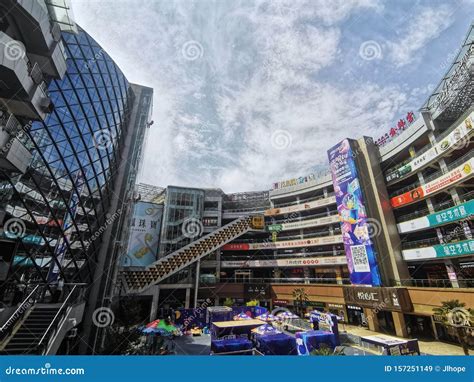 Centro Comercial Con Cielo Azul Y Nubes Blancas En La Ciudad De Wuhan