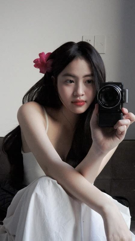 Hot girl đất võ khoe vẻ đẹp trong veo với màu áo quân sự