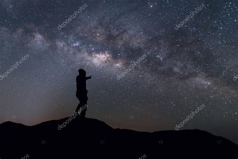 V A L Ctea Paisaje Silueta Hombre Golpean Y De Pie En La Cima De La