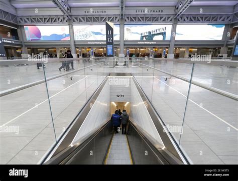 New York United States 09th Jan 2021 Commuters Walk In The Newly