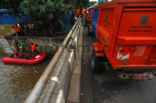 Pembersihan Sampah Di Sungai Ciliwung Jakarta DATATEMPO