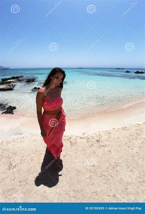 Fille Sexy Marchant Sur La Plage Dans Une Robe De Corail Image Stock