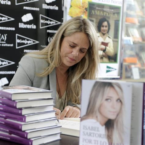 Isabel Sartorius firma ejemplares de su autobiografía el Día del Libro