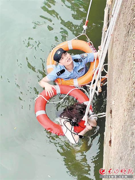 橘子洲旁有人落水，民辅警联合多方救援，辅警跳入水中守护 三湘万象 湖南在线 华声在线