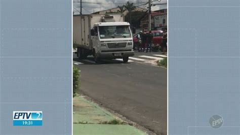 Câmera flagra dois acidentes de trânsito em 40 minutos em cruzamento de