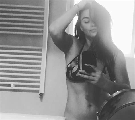 Actriz Ingrid Cruz recibe halagos tras posar en bikini a sus 44 años